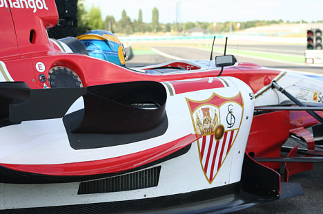 Sébastien Bourdais tester på Magny-Cours.
(Foto: Superleague Formula)